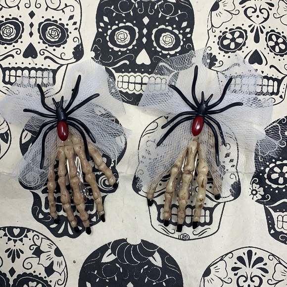 3” creepy hair clips skeleton hands with black widow spider 🕷 made by me NEW - Picture 5 of 17